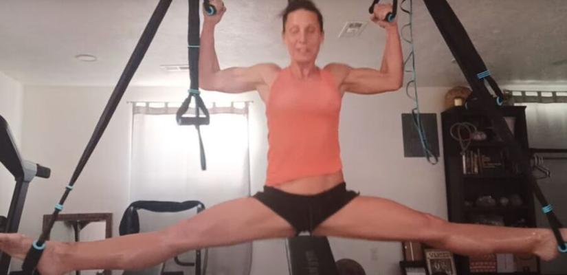 jambes écartées s'étirant en écharpe.