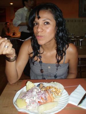 Esposa latina con frenillos posa para su esposo
