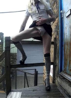 Carla écolière dehors