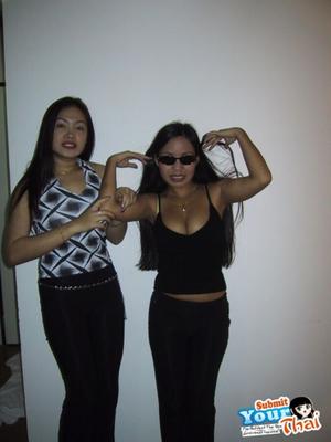 Thai - petite orgie avec deux salopes obéissantes