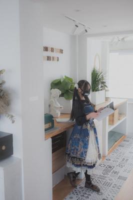 Cosplay rasé chinois à la maison et dans le téléphérique
