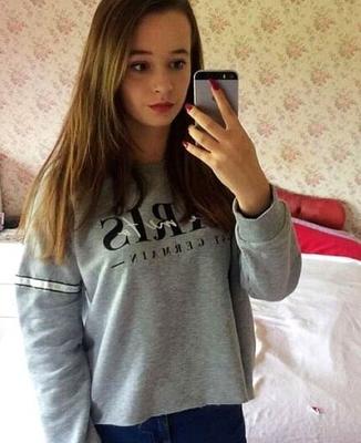 Petite teen brune extrêmement mignonne