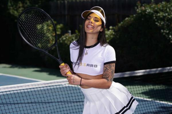Gina Valentina - Balles de tennis profondes