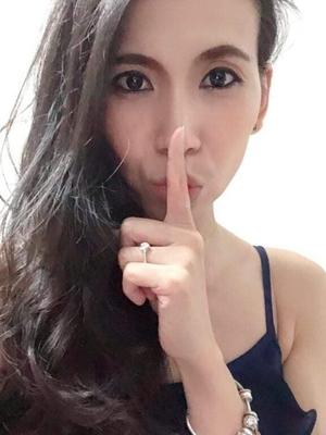 Une webslut thaïlandaise suce et baise