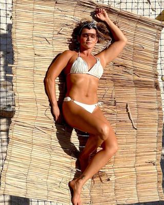 Fille incroyable avec un gros corps