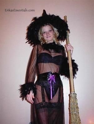 Erika en bragas de raso negro para Halloween
