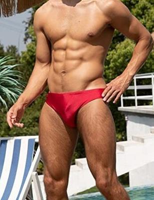 Hommes d'été en bikini et speedos_
