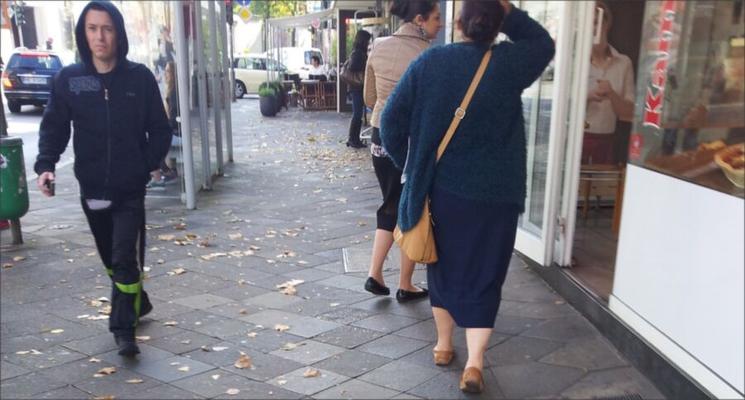 BEHAARTE ZIGEUNERIN MIT GEILEN SOHLEN - Dusseldorf Alemanha
