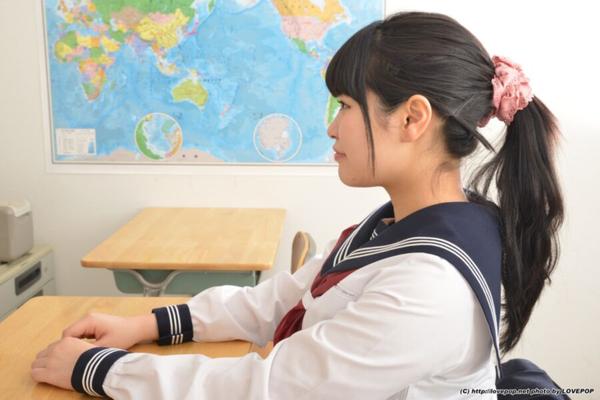 Asuka Hoshimi - spectacle sous la jupe en classe
