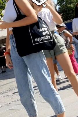 Streetgirls en short