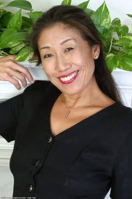 La MILF japonaise-américaine Hana a un joli buisson