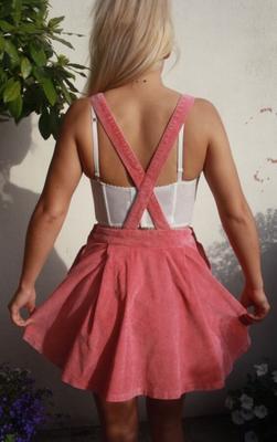 NN Blonde en robe salopette