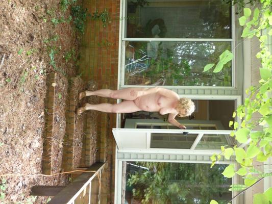 mollige Amateur reife Frau nackt draußen