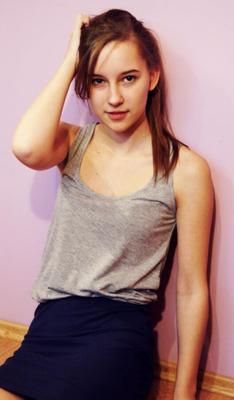 Utilisez sa femme - Fresh Hotwife Marika est assez innocente pour baiser
