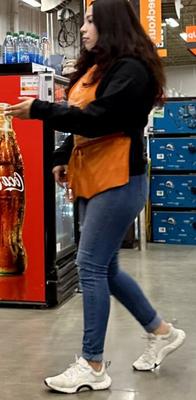 Home Depot-Mitarbeiterin – Süße Latina mit tollem Arsch