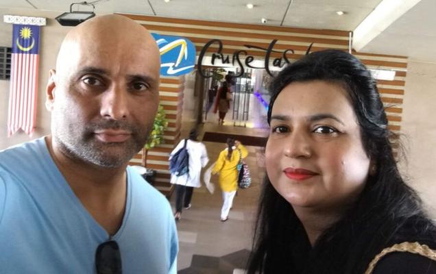 Abdul et Aliya posent et tentent de cacher leur côté salope