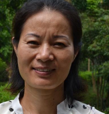 Baiser la grand-mère chinoise en collants
