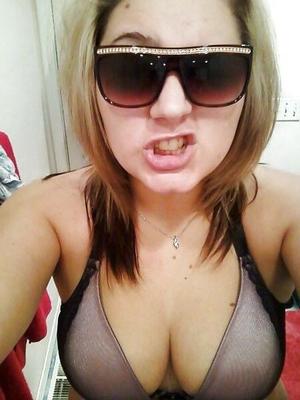 joven rubia adolescente con curvas perfectas