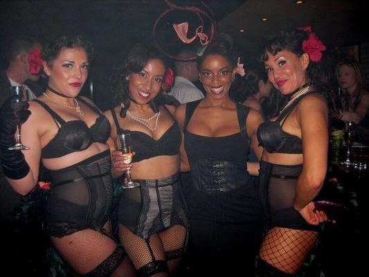 Schwarze Burlesque-Hotty