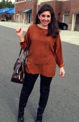 MILF americana de pelo oscuro con botas, leggings y medias