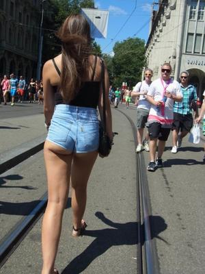 Fille super chaude en short marchant à Zurich - Candids