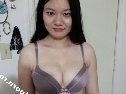 La jolie étudiante chinoise Heather Liu Guangyun en FSU montre ses seins.