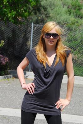 Fille timide clignotant en public