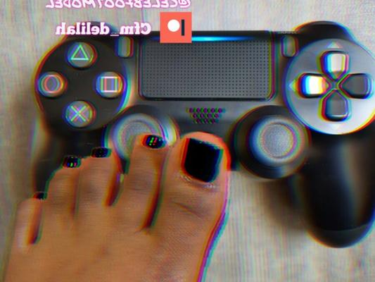 Orteils sexy latina indienne et commandes de playtation