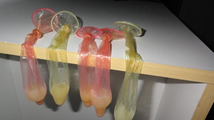 Les caoutchoucs entièrement injectés de moi traites par ma sœur esclave