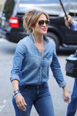 Jennifer Lopez sexy en jean moulant