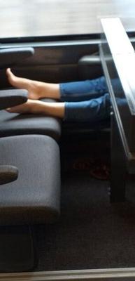 フランス人の率直な女性が電車内で足を見せる
