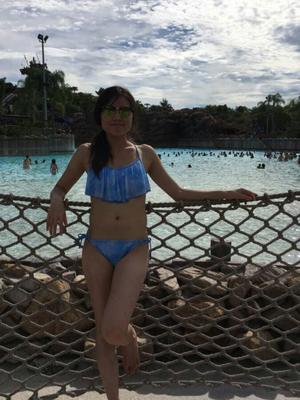 J'adore les Asiatiques en jeans serrés et en maillots de bain