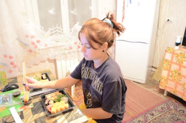 かわいい小柄なティーンがきついお尻をディルド