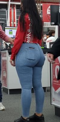MediaMarkt employee with a big booty