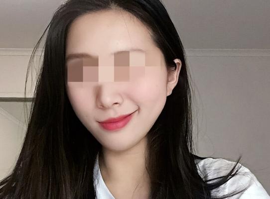 セクシーなスリムな女、彼女のヌードを見たいですか?