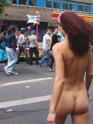 L'Allemande Andrea nue dans la rue