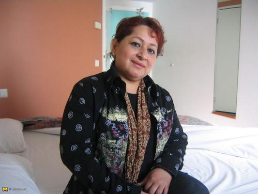 La gordita latina madura María ama sus verduras.