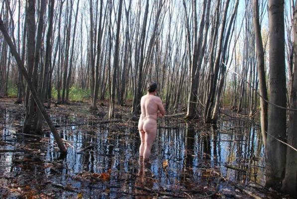 MUNIRA MUCARADE NUE EN EXTÉRIEUR