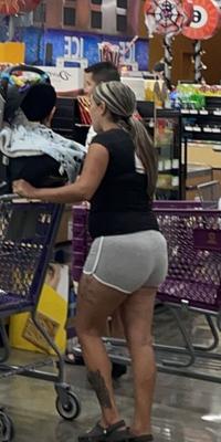 puta gruesa en shorts grises