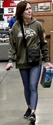 Costco Sighting - MILF aux cheveux roux foncé avec leggings bleu brillant