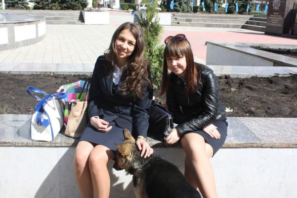 Chatte d'ado russe en uniformes et collants