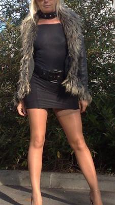 Sophie puta francesa tacones con estampado de leopardo vestido negro cadenas en el tobillo