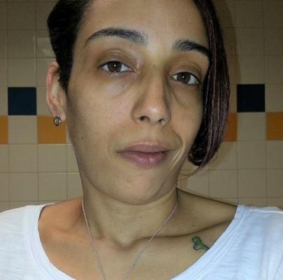 Heiße reife Frau, die ins Gesicht spritzt
