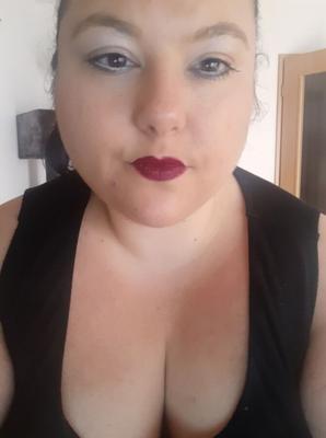 La grosse salope Meli montre ses gros seins
