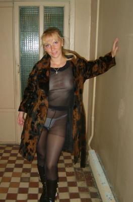 Migulko Olga marche sans soutien-gorge