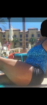 Ma femme ébène de 55 ans montre ses cuisses à la piscine