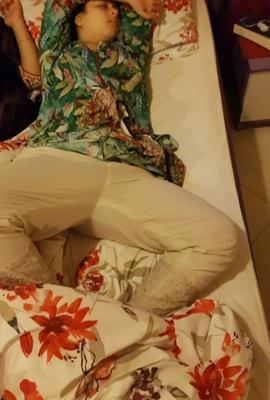 眠っている太いパキスタンの女の子