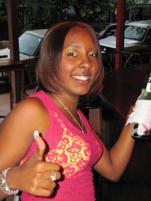 Petite ado noire sexy adore montrer sa chatte