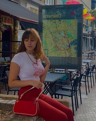 Linda puta francesa sexy com peitos enormes