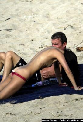 Zhang Ziyi - Candides seins nus à la plage